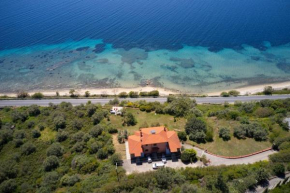 Beachfront villa with huge garden, 3br, Halkidiki